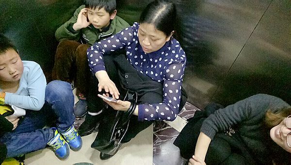 重慶涪陵：重百商場10人被困電梯1小時（后續）