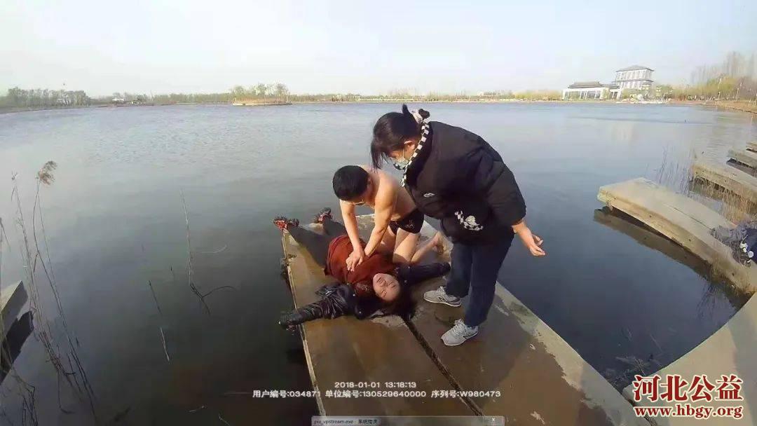 河北巨鹿：婦女不慎落水 醫生躍入冰冷湖中救人